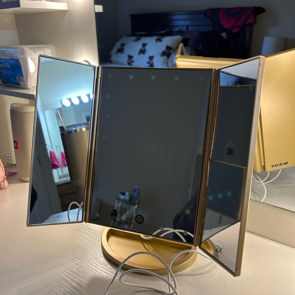 LED Vanity Mirror - Picture 3 of 6